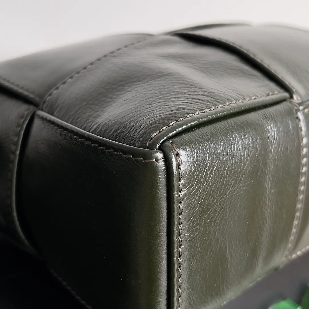 Batch 1640 BOTTEGA VENETA's new mini cassette camera bag. What a beautiful design. This noble one is really unique. The texture is also great. It matches the autumn and winter coat's great temperament. It can hold your various styles of matching, and the high-end double-fabric weaving design is also very NICE! In autumn and winter, it can be simply paired with a sweater or a jacket or a suit. The capacity is enough to hold some small items. The niche design is really amazing. I can’t praise this cool black woven handbag enough! You’ll fall in love with it at first glance, it’s so special~ Both the workmanship and appearance are superb! Style number: 795177 Size: 21*13*6.5cm